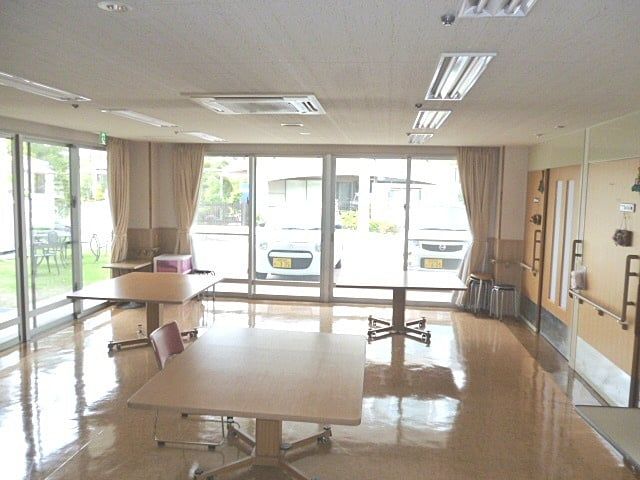 広々とした多目的室 多目的室 大きな窓から自然光が差し込み、広々とした明るい空間です。多様な活動に利用できます。