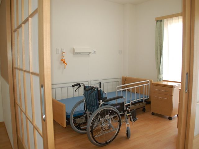 車椅子対応の居室 居室 車椅子も入る広々とした居室です。自然光が差し込み、快適に過ごせる空間が備わっています。