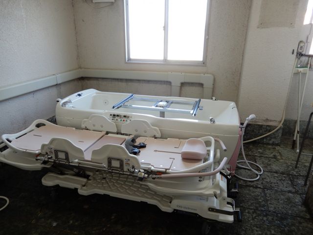 最新設備の浴室 浴室   介助者が操作しやすい最新の浴室環境です。ベッド型で安心して入浴が可能です。
