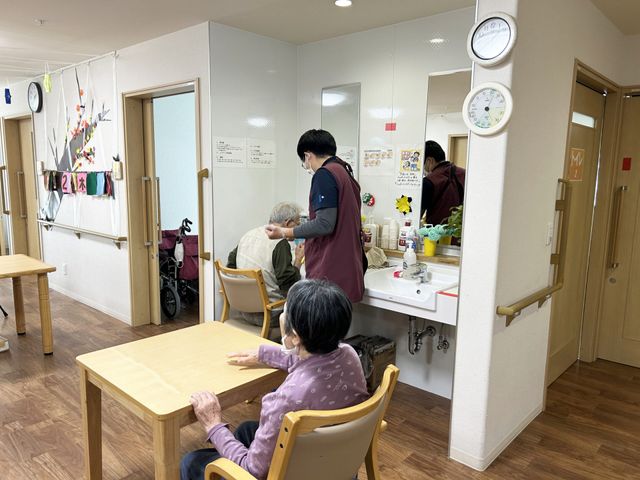 明るい空間とテーブルのリビング
