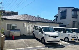 駐車場がある建物外観