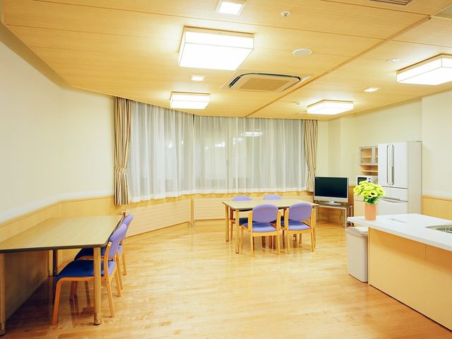 明るい食堂 食堂   木目調で明るい食堂です。テーブルやテレビがあり、入居者さんがくつろぎやすい雰囲気です。