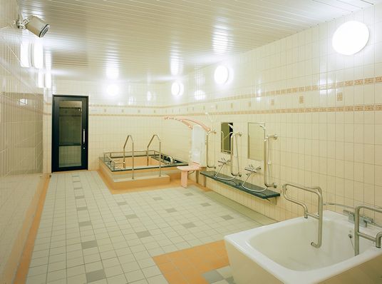 広い浴室の全景  