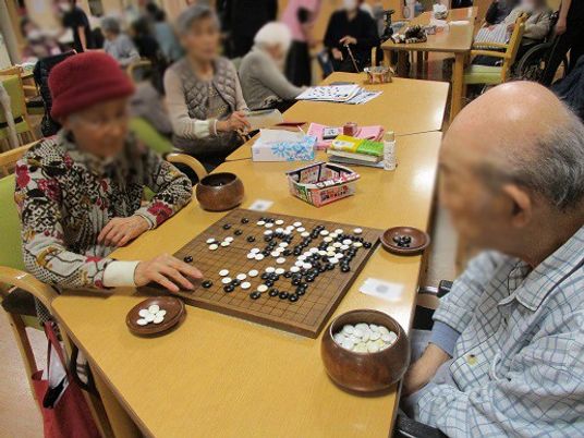 ボードゲームを楽しむ人々