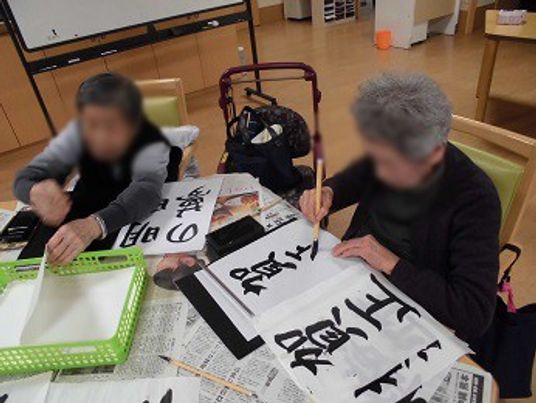 書道を楽しむ様子