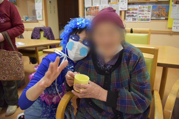 交流を楽しむ様子のスタッフ