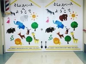 明るい廊下の扉前  