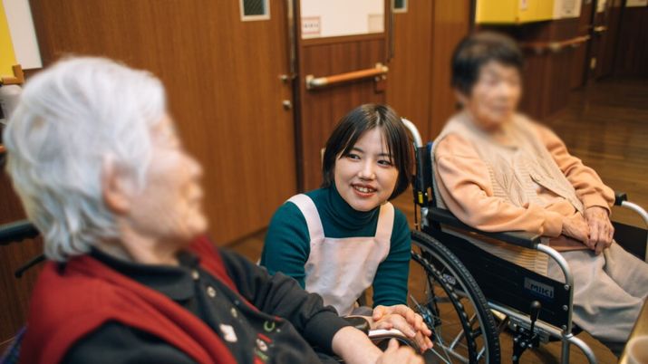 会話を楽しむ人達
