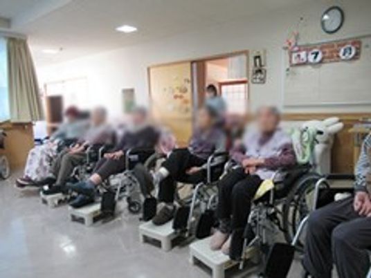 椅子に座る人々の様子