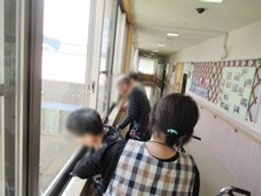 広い明るい廊下