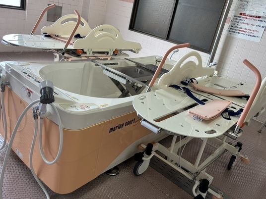 浴槽と入浴補助具の浴室  