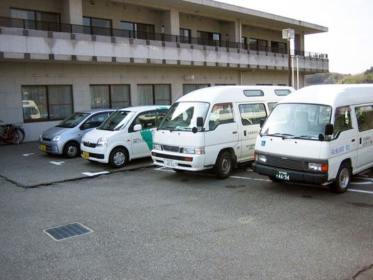 送迎車が並ぶ外観  