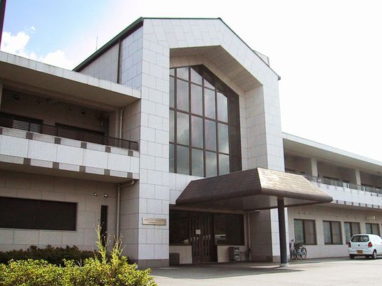 落ち着いた外観の建物