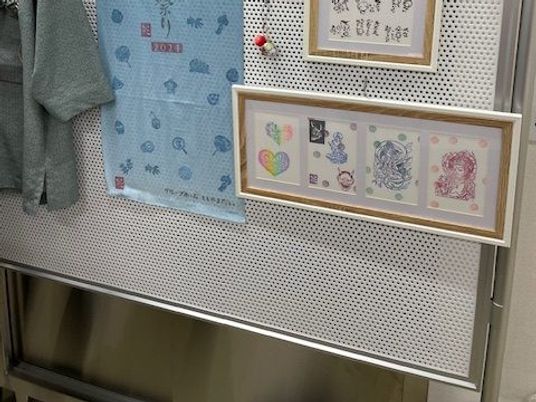 掲示物のある廊下  