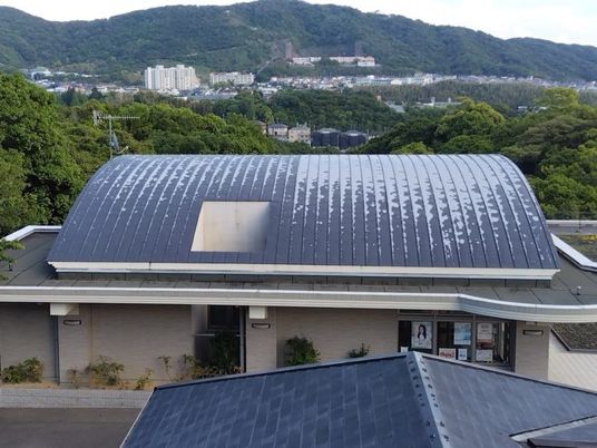 山を望む施設外観  