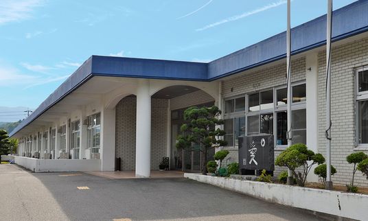 庭付きの建物外観