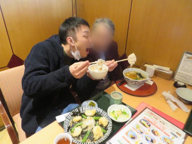 楽しそうな食堂 食堂 和やかな雰囲気の中、食事の時間を楽しんでいます。居心地の良い環境で働きやすさを感じられます。