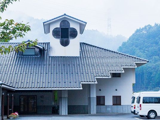 施設の外観と車両  