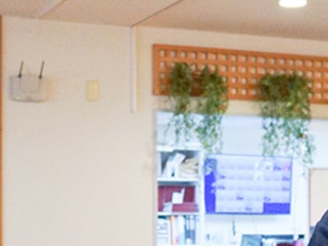 明るい会話の様子スタッフ スタッフイメージ 笑顔で会話が弾むスタッフの様子がうかがえる職場です。安心した雰囲気を感じられます。