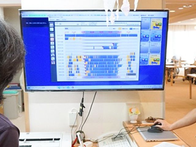 スタッフミーティングの様子 スタッフイメージ スタッフが集まり、利用者のケアプランを確認しています。コミュニケーションを大切にする職場です。