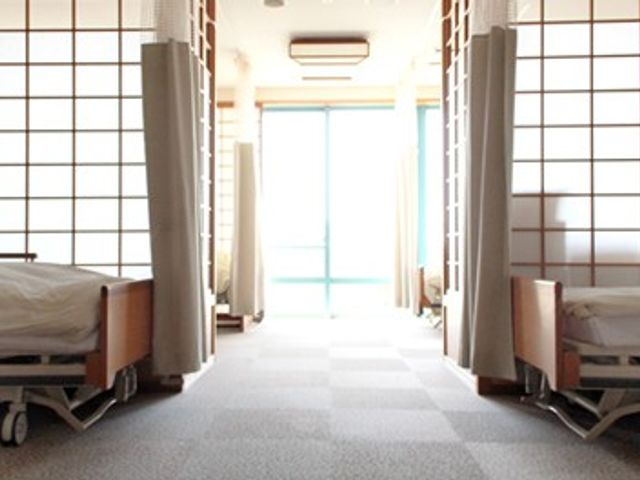 明るい病室内観 内観 自然光がたっぷり入る明るい部屋です。落ち着いた環境で、快適に働くことができます。
