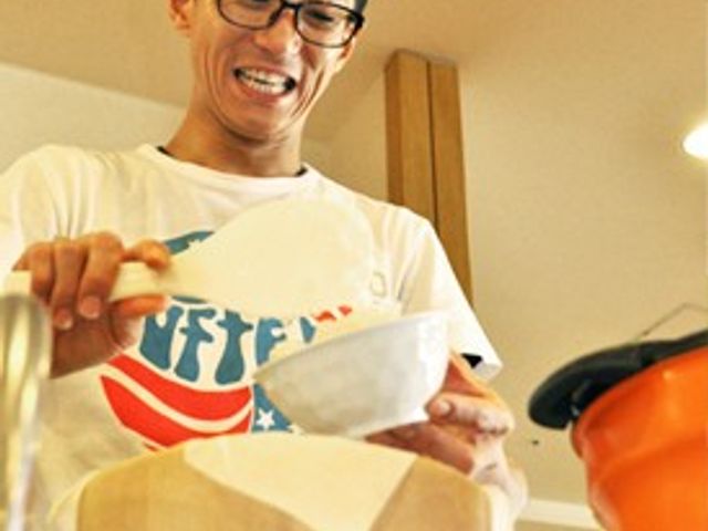 料理を楽しむ様子 スタッフイメージ 和やかな雰囲気の中で、笑顔のスタッフが楽しそうに料理をしています。温かい交流が感じられます。