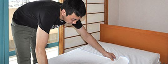 男性が作業している居室