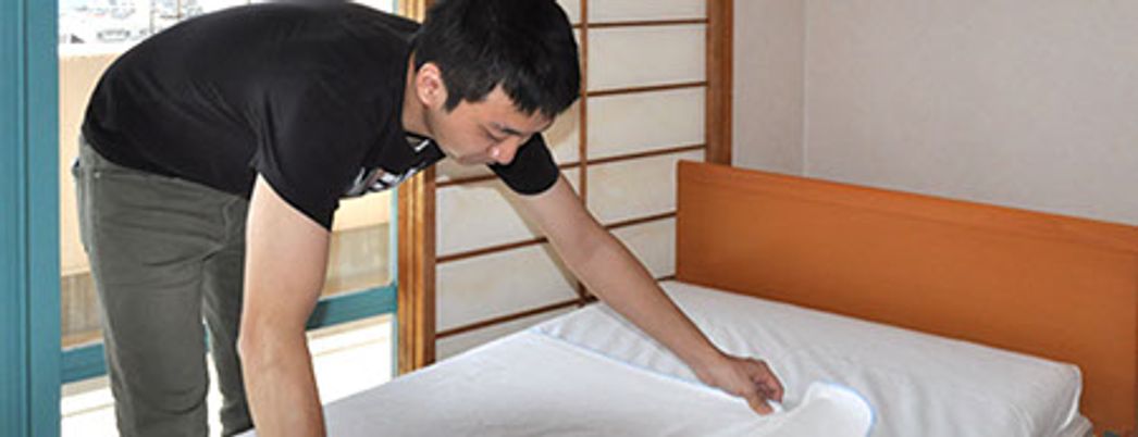 男性が作業している居室
