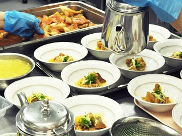 調理中のキッチン キッチン 手際よく提供される温かい食事で、入居者様へ栄養満点のメニューをお届けします。