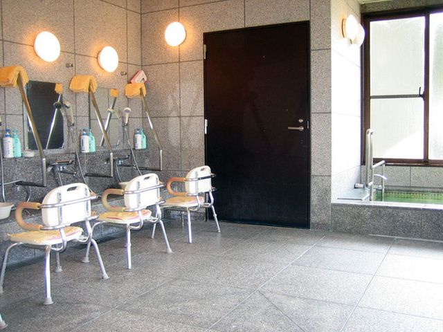 落ち着いた雰囲気の浴室 浴室 明るい採光が心地よい浴室です。清潔感があり、リラックスできます。