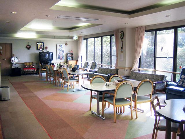 明るいラウンジ ラウンジ 広々としたラウンジは、自然光が優しく入り込む快適な空間です。リラックスした時間をお過ごしいただけます。