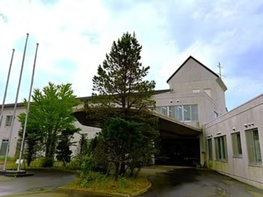 緑に囲まれた施設外観  