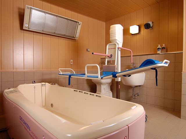 設備の整った浴室 浴室 安全で便利な設備が整った空間です。入浴のサポートがしやすく、介護に最適です。