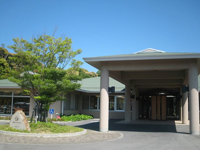 緑豊かな外観 外観 緑があふれる広々としたエントランスは、訪れる人に安心感を与えます。
