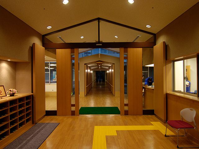 天井が高いエントランス エントランス 開放的なエントランスは、高い天井と木材が温かみを感じさせます。訪問者を快適に迎える空間です。