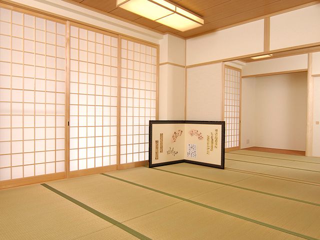 和室の室内 和室 畳が敷かれた和室は、落ち着いた雰囲気でくつろげるスペースです。伝統的な障子から自然光が優しく入ります。