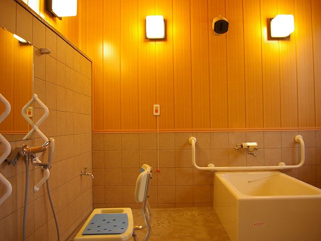 広々とした浴室 浴室 明るい色調が特徴の浴室です。手すりが設置されており、安心して利用できます。