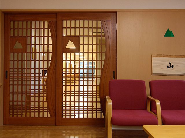 和風の木製ドアの部屋 内観 和風のデザインが施された木製ドアが特徴。落ち着けるスペースが整っています。