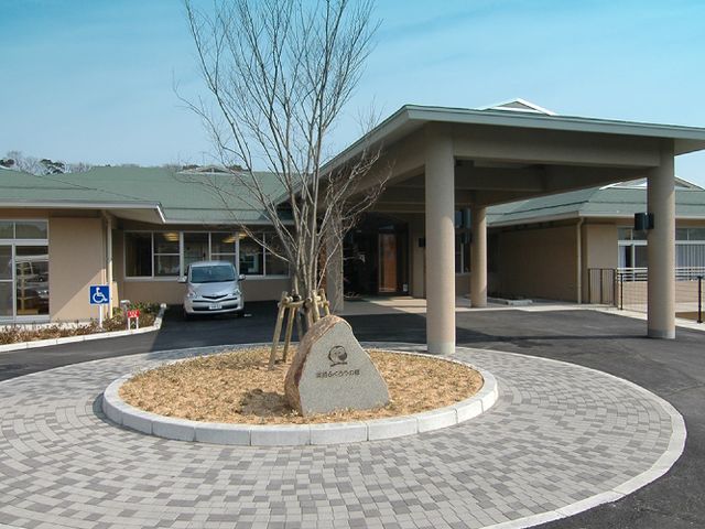 広いエントランス外観 外観 広々とした建物の入り口は、車椅子でもアクセスしやすい構造になっています。