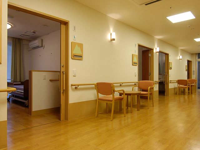 木の床が広がる廊下 廊下 広々とした明るい廊下には、快適に過ごせる椅子が設置されており、リラックスできます。