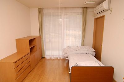 明るい個室の居室