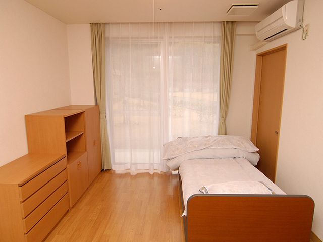明るい個室の居室 居室 自然光がたっぷり入る明るい個室です。静かな環境で、ゆったりと過ごせます。