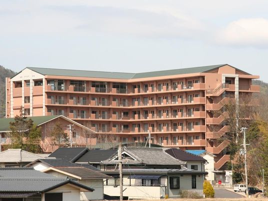 大きな施設の外観  