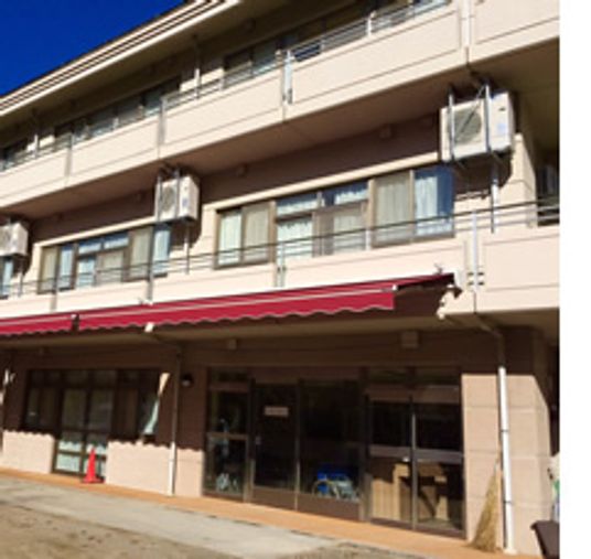 入口付き建物外観