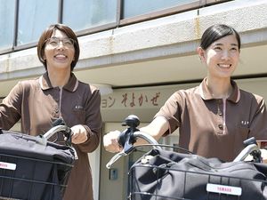 自転車を押すスタッフの外観  