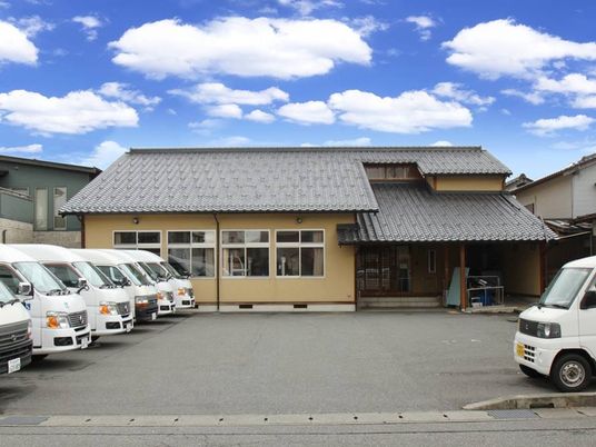 車両が並ぶ外観  