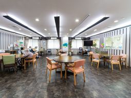 広々とした明るい食堂