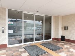 エントランスの明るい風景