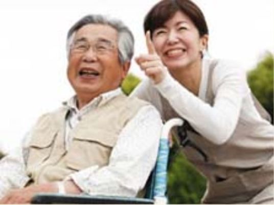 笑顔のお年寄りとスタッフ