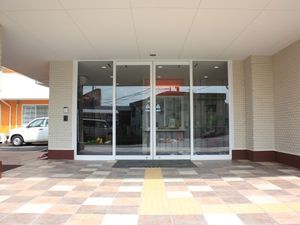 広々とした明るいエントランス